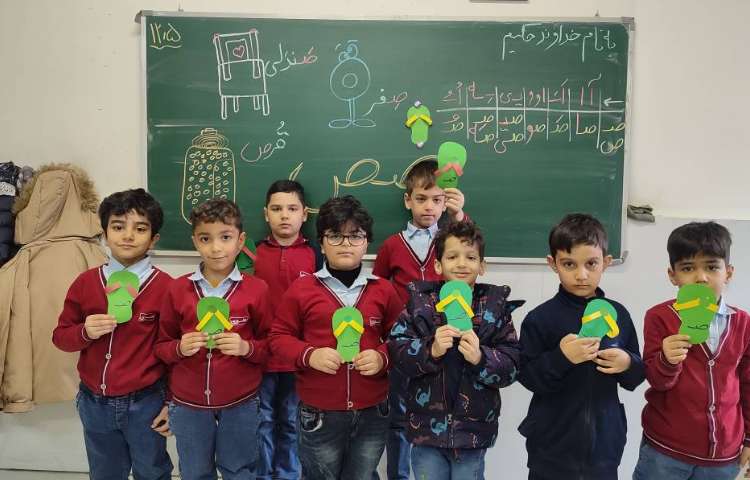 جهت ایجاد انگیزه نشانه (ص) کاردستی (صندل) توسط دانش‌آموزان درکلاس انجام شد. 4