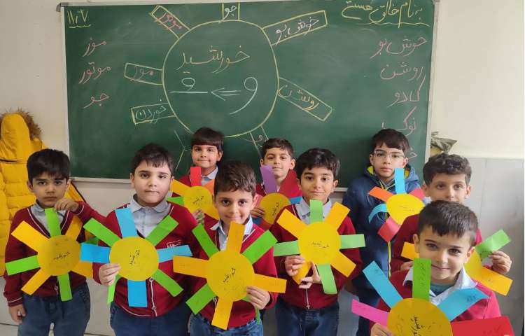 جهت ایجاد انگیزه و تثبیت یادگیری درس (ُ) کاردستی ( خورشید) درکلاس انجام شد.