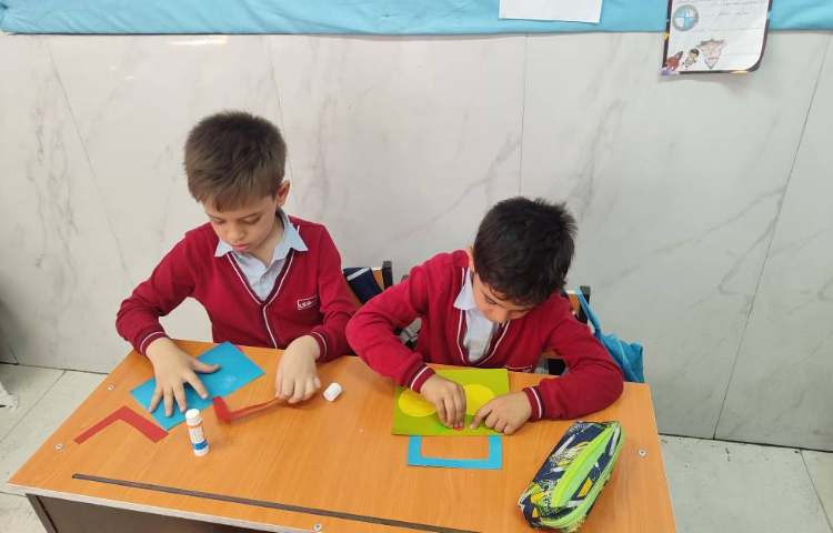 جهت ایجاد انگیزه و تثبیت یادگیری نشانه ( ض) کاردستی ( ضبط‌صوت) درکلاس انجام شد. 2