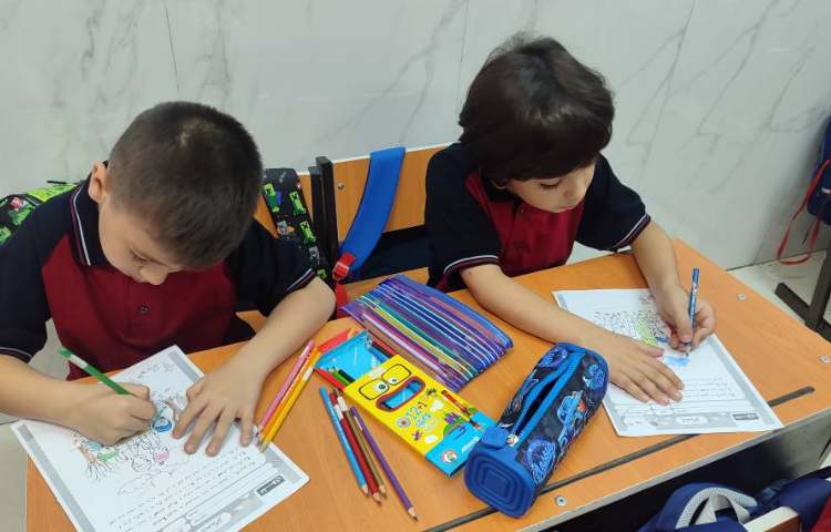 جهت یادآوری و مهارت دست‌ورزی کاربرگ(هنر و تلفیق آن با ریاضی) در کلاس رنگ‌آمیزی شد . 1