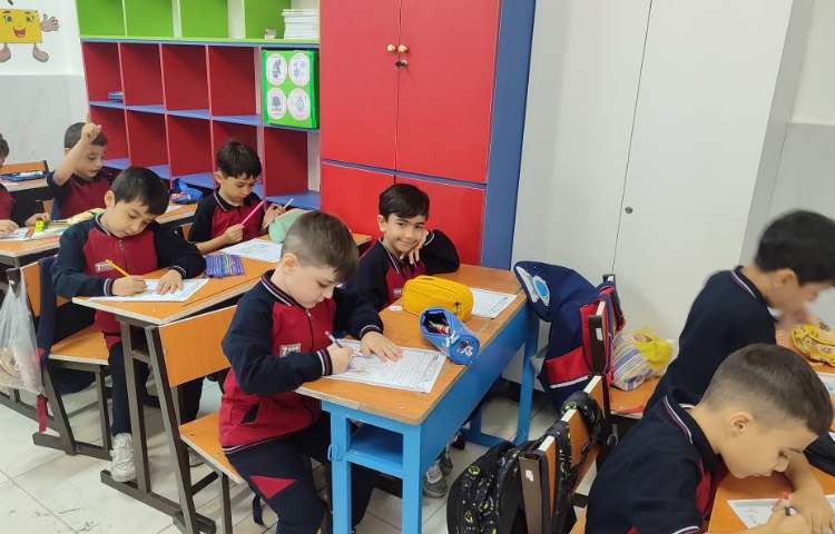 جهت یادآوری و مهارت دست‌ورزی کاربرگ(هنر و تلفیق آن با ریاضی) در کلاس رنگ‌آمیزی شد . 3