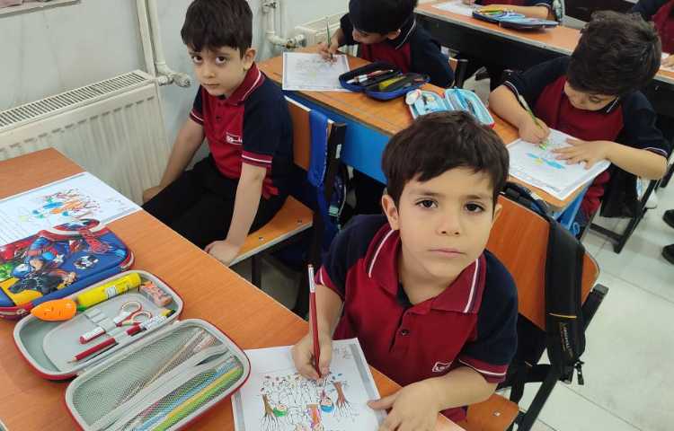 جهت یادآوری و مهارت دست‌ورزی کاربرگ(هنر و تلفیق آن با ریاضی) در کلاس رنگ‌آمیزی شد .