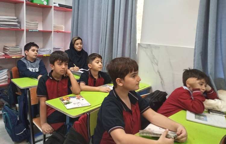 حضور بازرس آموزشی دفتر مرکزی در دبستان 2