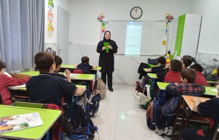 حضور بازرس آموزشی دفتر مرکزی در دبستان 4