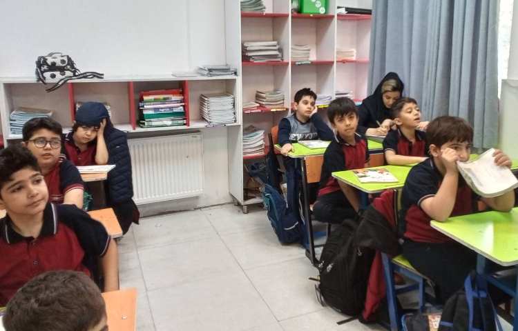 حضور بازرس آموزشی دفتر مرکزی در دبستان 6