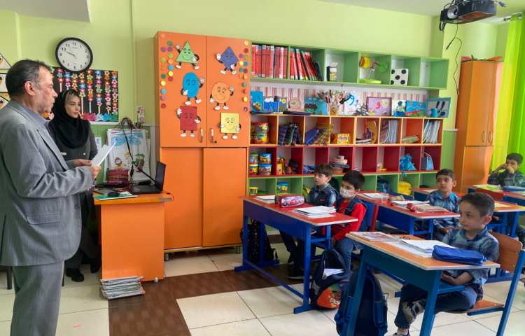 :حضور بازرس محترم علوی و توزیع برگه های نظر سنجی بین دانش آموزان 1