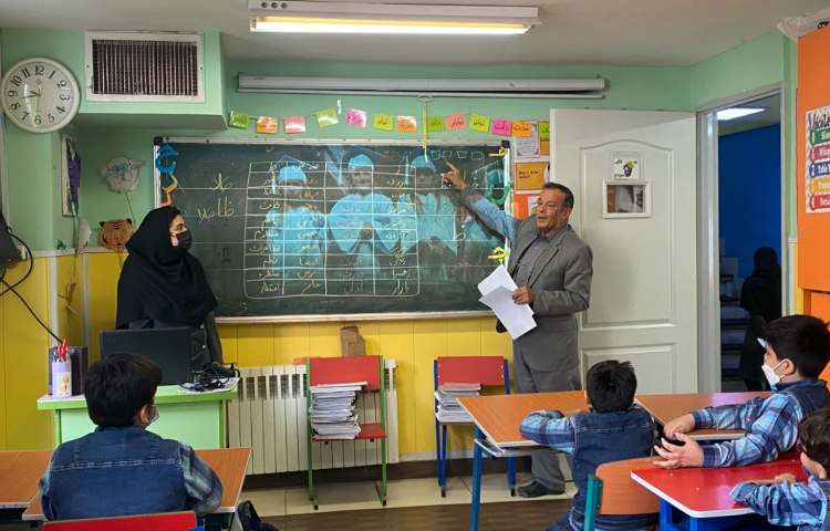 :حضور بازرس محترم علوی و توزیع برگه های نظر سنجی بین دانش آموزان 2