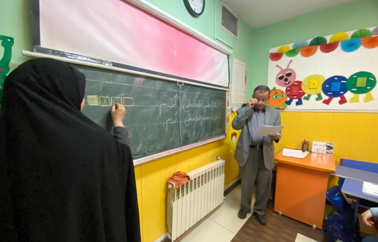 :حضور بازرس محترم علوی و توزیع برگه های نظر سنجی بین دانش آموزان 3