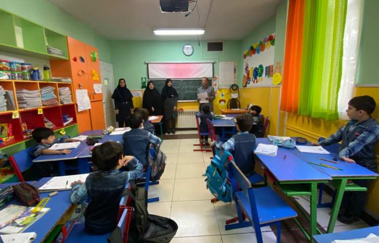 :حضور بازرس محترم علوی و توزیع برگه های نظر سنجی بین دانش آموزان 4