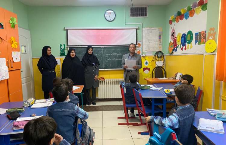 :حضور بازرس محترم علوی و توزیع برگه های نظر سنجی بین دانش آموزان 5