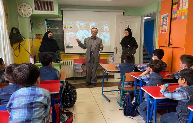 :حضور بازرس محترم علوی و توزیع برگه های نظر سنجی بین دانش آموزان 6