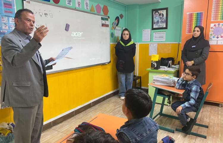 :حضور بازرس محترم علوی و توزیع برگه های نظر سنجی بین دانش آموزان 7