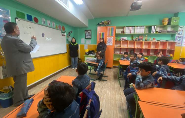 :حضور بازرس محترم علوی و توزیع برگه های نظر سنجی بین دانش آموزان 8