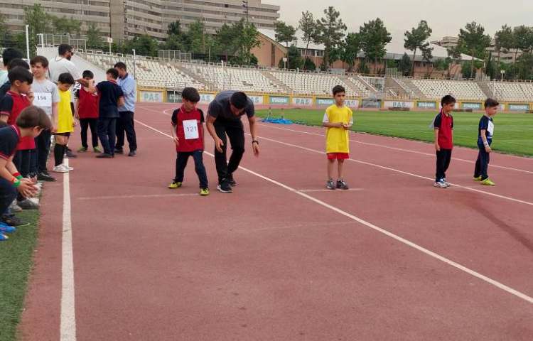 حضور دانش آموزان در مسابقات دومیدانی بین شعب علوی 13
