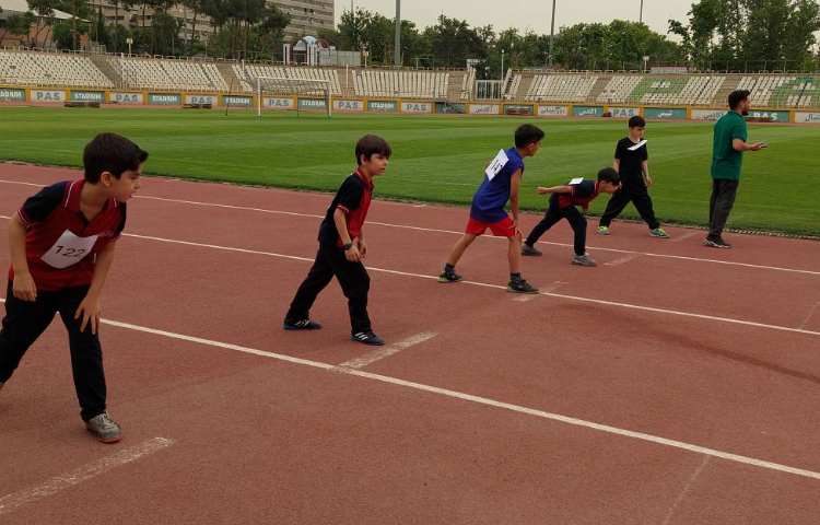حضور دانش آموزان در مسابقات دومیدانی بین شعب علوی 15