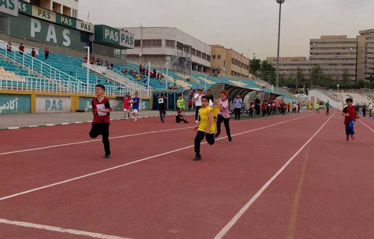 حضور دانش آموزان در مسابقات دومیدانی بین شعب علوی 17