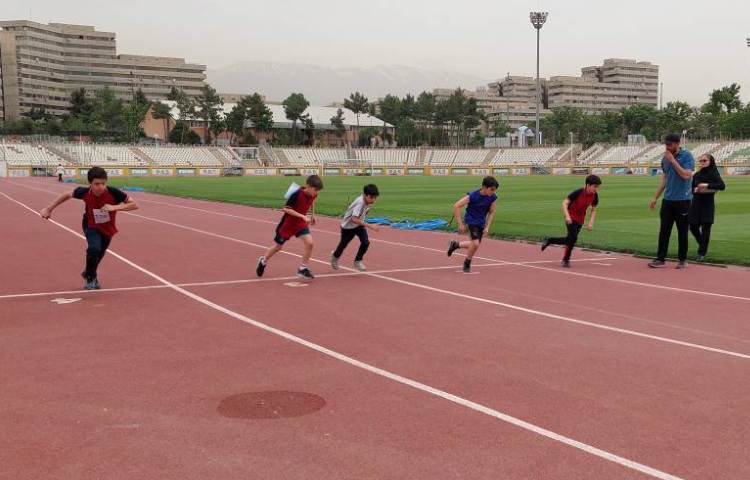 حضور دانش آموزان در مسابقات دومیدانی بین شعب علوی 19