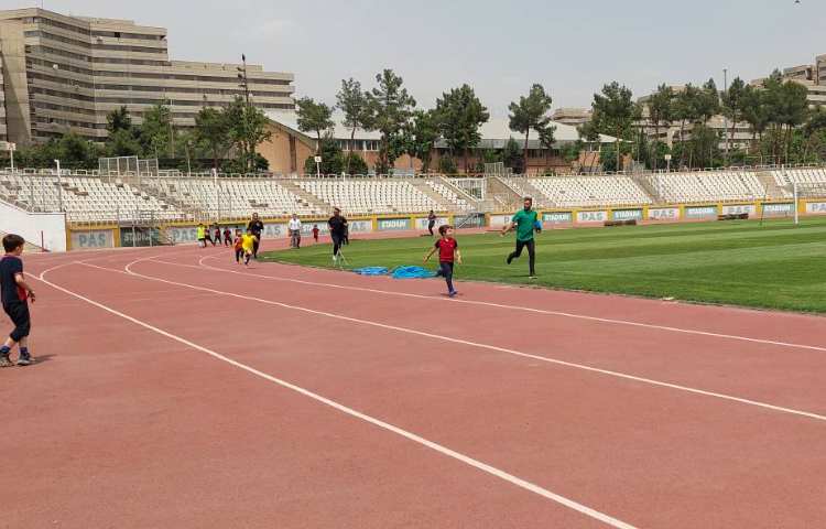 حضور دانش آموزان در مسابقات دومیدانی بین شعب علوی 4