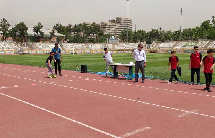 حضور دانش آموزان در مسابقات دومیدانی بین شعب علوی 6