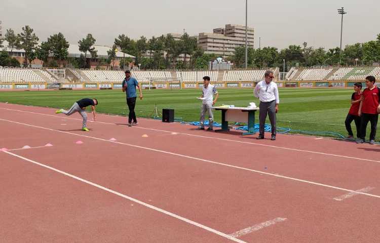 حضور دانش آموزان در مسابقات دومیدانی بین شعب علوی 8