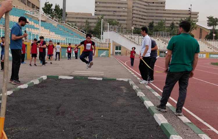 حضور دانش آموزان در مسابقات دومیدانی بین شعب علوی 9