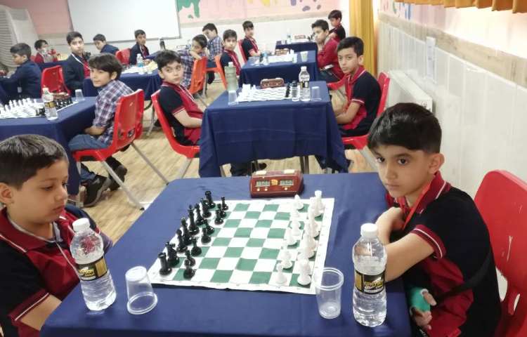 حضور دانش آموزان در مسابقات ورزشی بین شعب علوی 10