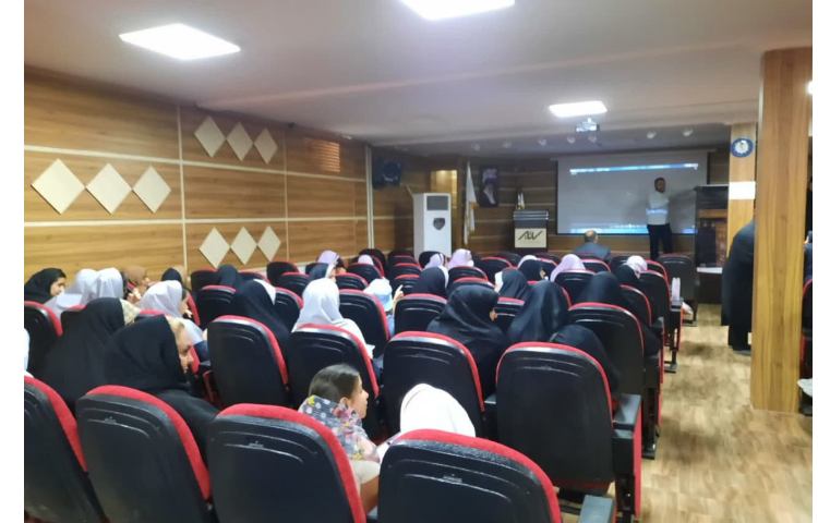 حضور دانش آموزان و اولیا در افتتاحیه پایگاه تابستانی منطقه 13 2