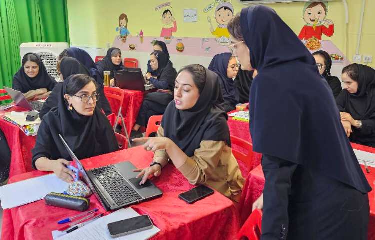 حضور سرکار خانم حبیبی به عنوان مدرس کارگاه های تخصصی CPD ( دوره تربیت مدرسین زبان) 4