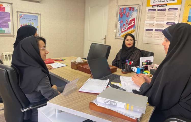 حضور سرکار خانم فیاض و سرکار خانم صانعی/ بازرسین محترم دپارتمان زبان موسسه علوی 4