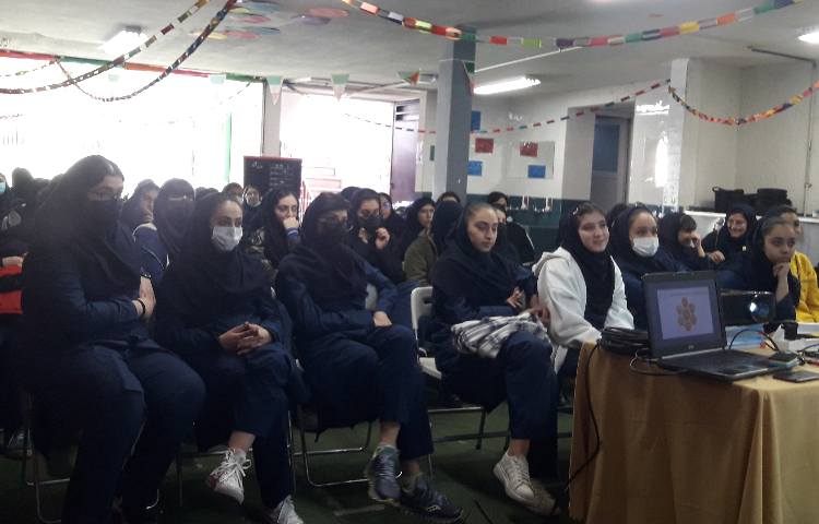 حضور مشاور ارشد در جلسه ی هدایت تحصیلی پایه نهم 3