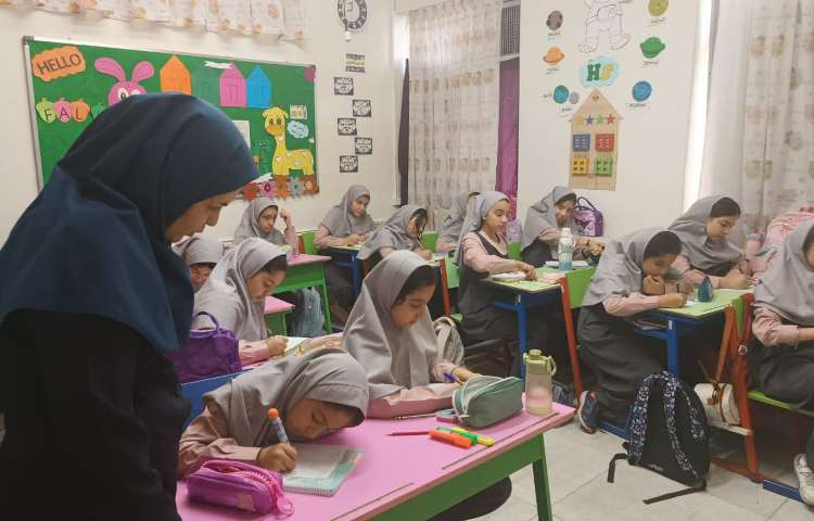 حضور معاون آموزشی در پایه پنجم 1