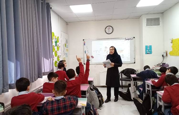 حضور ناظر کیفی از دفتر مرکزی و بازدید از کلاسها 12