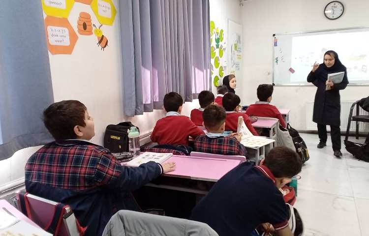 حضور ناظر کیفی از دفتر مرکزی و بازدید از کلاسها 8