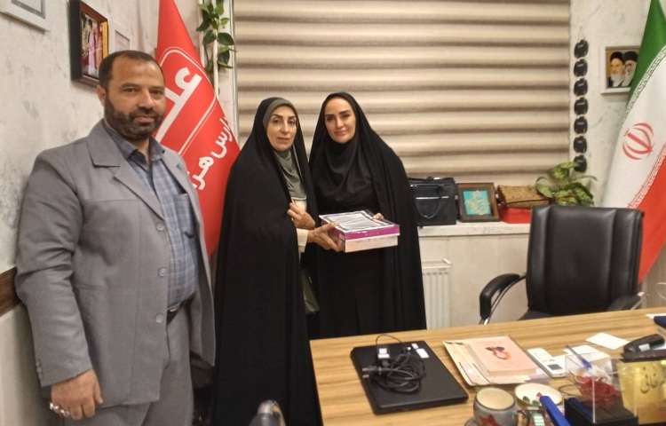 حضور نمایندگان آموزش و پرورش و تقدیر از مدیریت دبستان 2