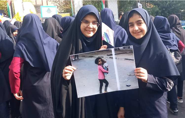 حضور پرسنل و دانش آموزان در میدان فلسطین برای حمایت از کودکان غزه