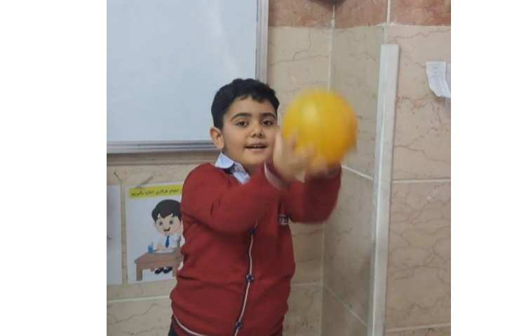 حفظ تعادل با لیوان و روخوانی کلمه ها و پرتاب توپ به تعداد بخش های کلمه 1