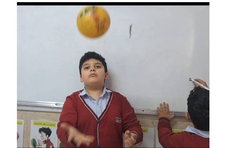 حفظ تعادل با لیوان و روخوانی کلمه ها و پرتاب توپ به تعداد بخش های کلمه 2