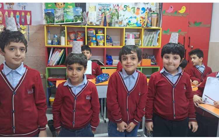 حفظ تعادل با لیوان و روخوانی کلمه ها و پرتاب توپ به تعداد بخش های کلمه 5