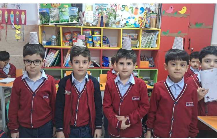 حفظ تعادل با لیوان و روخوانی کلمه ها و پرتاب توپ به تعداد بخش های کلمه 6