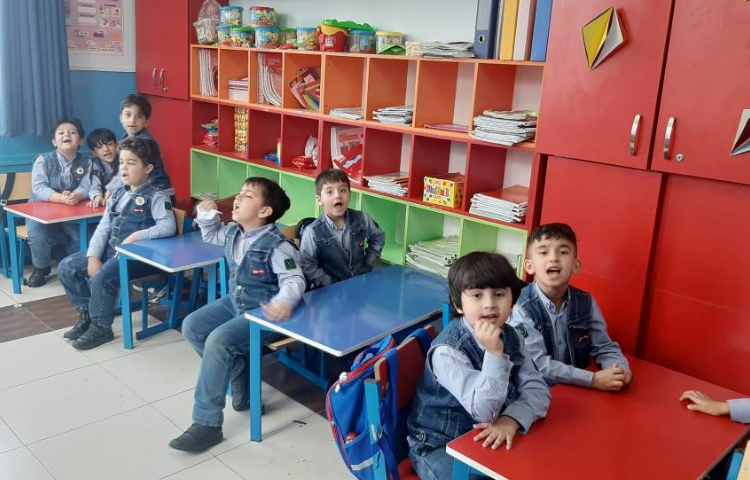 حفظ سرود نوآموزان جهت نمایش جشن پایان سال