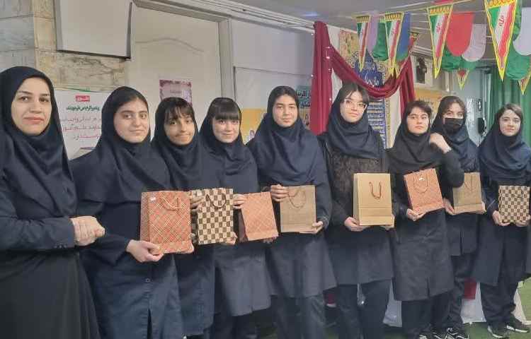 حلول ماه مبارک رمضان و جشن پایان سال و فراررسیدن عید نوروز باستانی بر همگان مبارک باد . 10