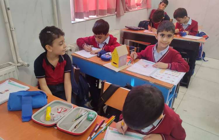 حل تمرینات ریاضی توسط دانش‌آموزان در کلاس 1