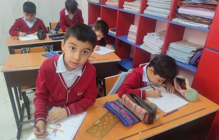 حل تمرینات ریاضی توسط دانش‌آموزان در کلاس 2