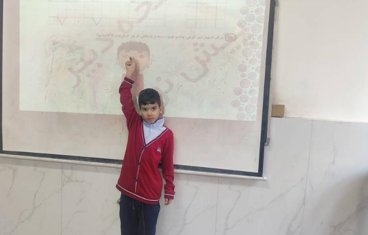 حل تمرینات ریاضی توسط دانش‌آموزان در کلاس