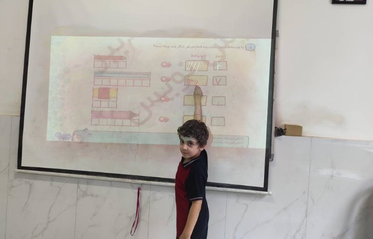 حل تمرینات ریاضی در کلاس توسط دانش‌آموزان انجام شد. 2