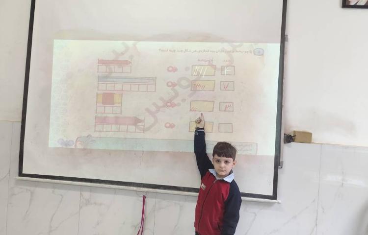 حل تمرینات ریاضی در کلاس توسط دانش‌آموزان انجام شد. 3