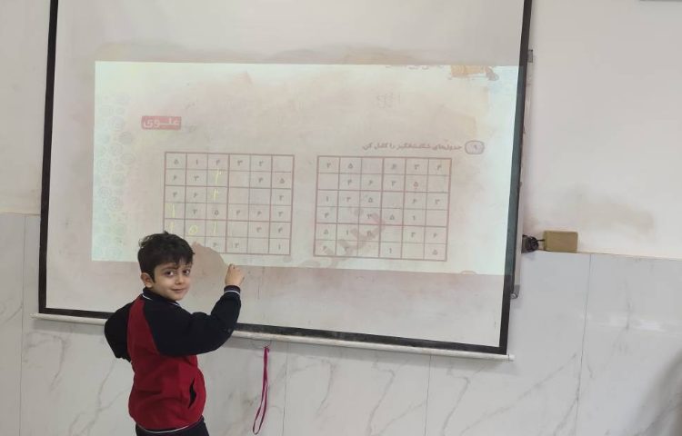 حل تمرینات ریاضی در کلاس توسط دانش‌آموزان انجام شد. 4