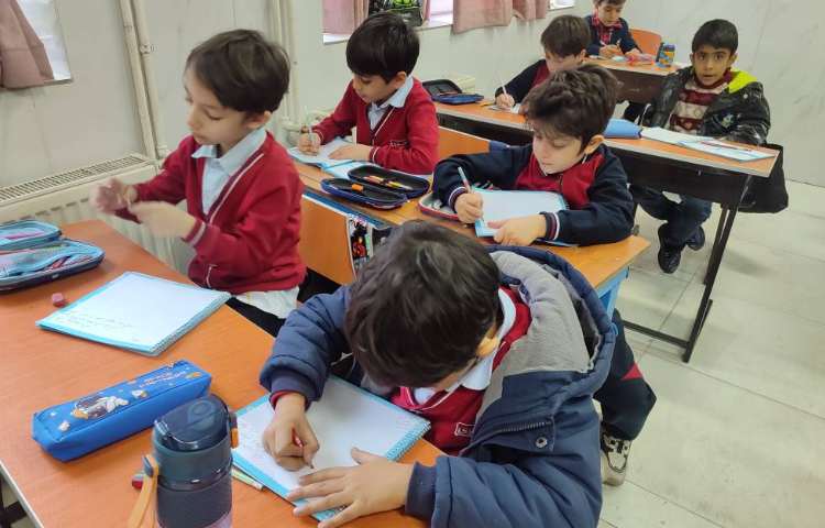 حل تمرینات ریاضی و دیکته دفتری در کلاس توسط دانش‌آموزان 1