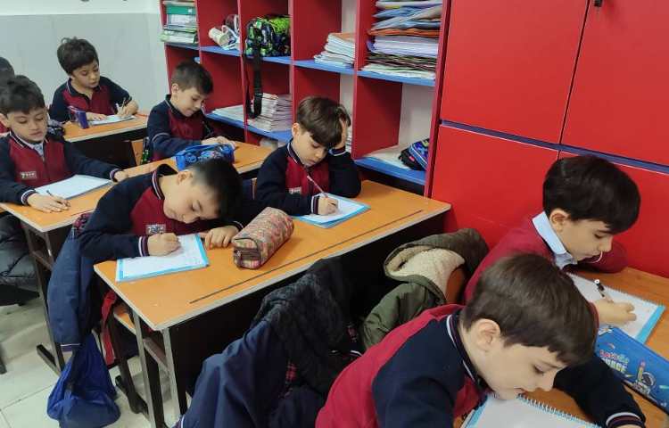 حل تمرینات ریاضی و دیکته دفتری در کلاس توسط دانش‌آموزان 2