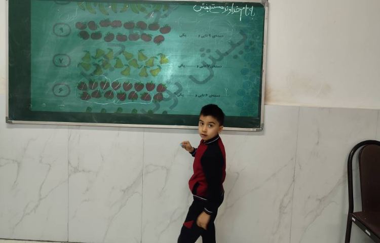 حل تمرینات ریاضی و دیکته دفتری در کلاس توسط دانش‌آموزان 3